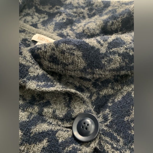 Ellen Tracy Wool Blend Gray and Navy Floral Patterned Knit Top - Picture 6 of 7